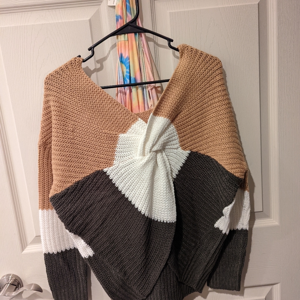 Small twist front cropped sweater